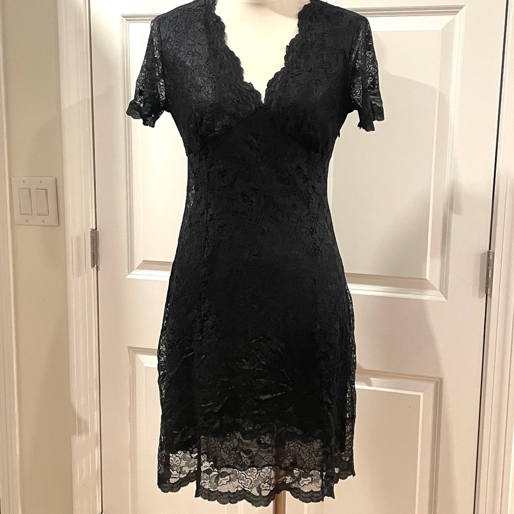Bisou Bisou Black lace v neck shift sheath mini dress 8 M